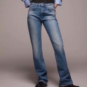 Säljer dessa sjukt snygga populära zara jeans som är slutsålda överallt💕 säljer pågrund av att jag inte andvänder dem och har bara andvänds runt 2 gånger innan💕 mer bilder i dm💓 pris kan ändrats!