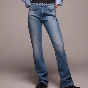 Vintage flared zara jeans  - Säljer dessa sjukt snygga populära zara jeans som är slutsålda överallt💕 säljer pågrund av att jag inte andvänder dem och har bara andvänds runt 2 gånger innan💕 mer bilder i dm💓 pris kan ändrats!