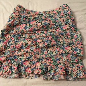 Volangkjol - Säljer denna volangkjol jag köpt i spanien. Aldrig använd så vädligt bra skick. Storlek 40 vilket motsvarar cirka m. Fråga om du vill ha fler bilder. Buda!