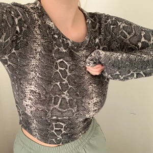Ormönstrad tröja  - Cool tröja och mycket skön! Fint skick.