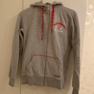 Peak performance hoodie - Säljer min hoodie från peak performance då den inte kommer till användning längre! Storlek S🖤 köparen står för frakten (49kr)
