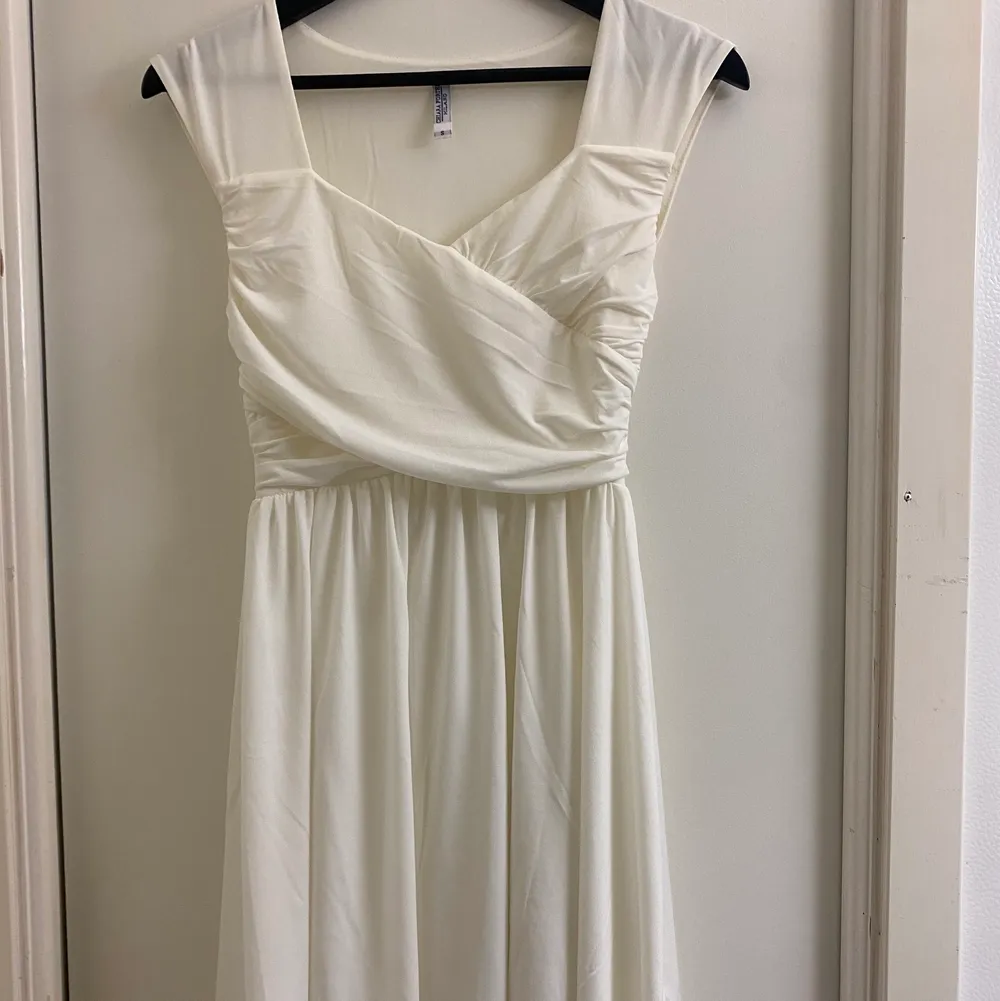 En super fin och söt vit klänning i storlek S. Använd en gång. Eventuell frakt betalas av köparen. . Klänningar.