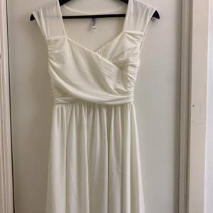 En super fin och söt vit klänning i storlek S. Använd en gång. Eventuell frakt betalas av köparen. 