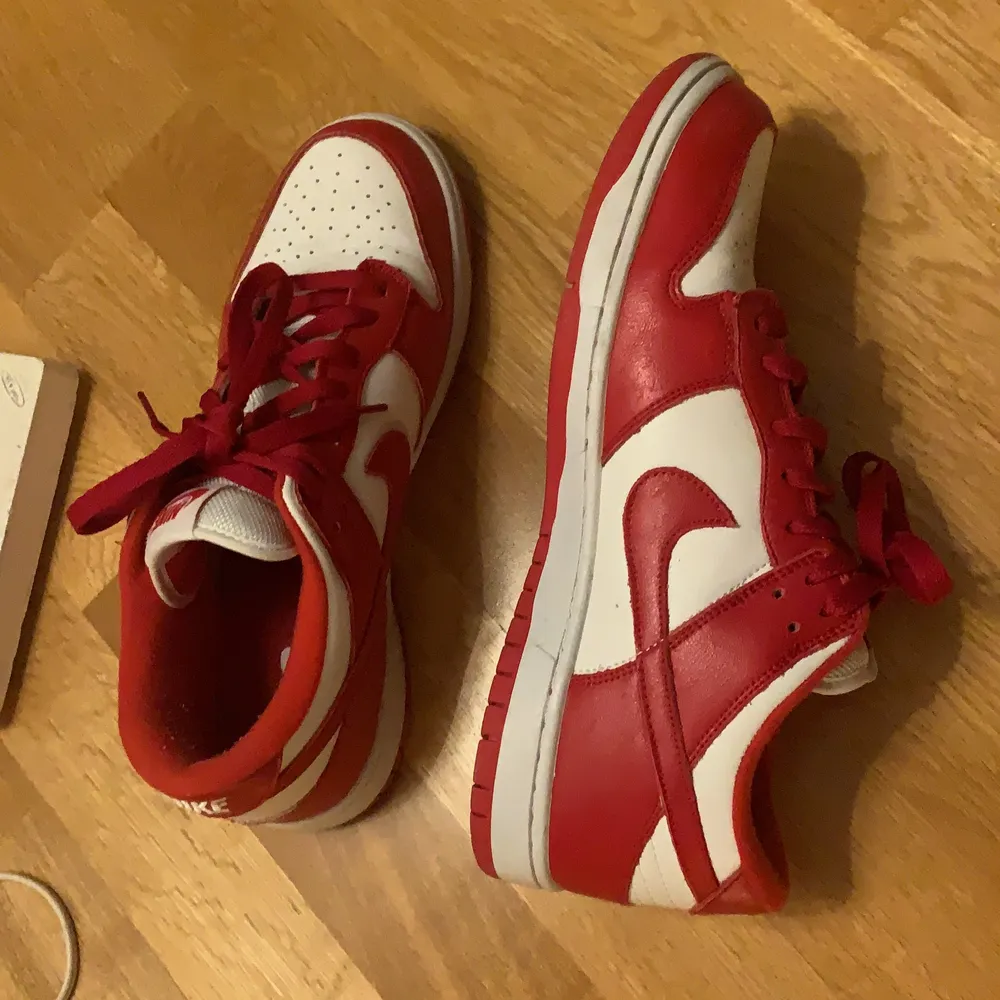 Nike dunk low university red, gått med ett antal gånger och går inte med för att dem är för små för mig. Skick 8/10. Skor.