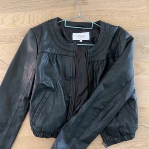 Äkta skinnjacka  - Äkta skinnjacka från märket Vila! Storlek M men skulle säga att den sitter som en XS/S. Den är i bra skick och det är inget fel på den🥰 KÖPAREN STÅR FÖR FRAKT! (priset kan diskuteras)