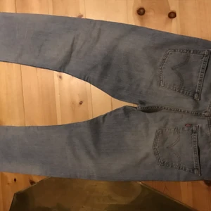 Äkta Levi’s byxor - Helt felfria Levi’s byxor använda runt 2 gånger så inte slitna alls, det enda slitna som man ser är lappen bak på byxorna vilket man ej lägger märke till. Orginalpris ligger runt 1,100 och priset nu kommer vara 400 vilket är väldigt prissänkt. Kan postas vart som helst men köpare står för frakt osv. Byxorna är Storlek M men dom är ej stretchiga så mer runt S, Dom är annars väldigt fina och bekväma, Låg midjade jeans vilket är ganska inne just nu☺️