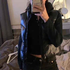 Glansig väst, Zara - En halvkort glansig väst köpt förra året för 400:- på Zara! Väldigt fin, inget täcken på användning. Väldigt varm och skön, storlek xs! Utropspris: 250:-, vid fler intresserade blir det budgivning 