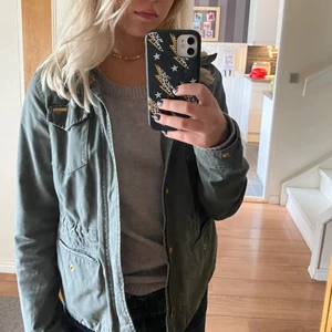 Grön jacka - Grön jacka köpt second hand från märket Pepe Jeans, frakt tillkommer🥰 passar xs-s 