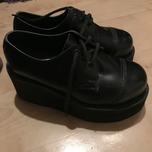Platåskor  - Sparsamt använda, dock lite nötta framtill men går att fixa med lite skokräm tror jag (för de händiga) - Made in England. Frakt tillkommer (ca 99 med spårbart)