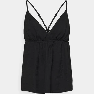 Jättefin topp! - Jättefin topp från Vero Moda!🤍 Aldrig använd och har till och med prislappen kvar. Säljer då den inte kommer till användning. Kontakta mig för egna bilder!💞