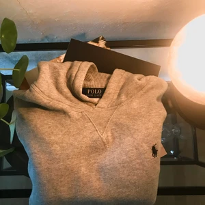 Ralph Louren - Bekvämaste hoodien från POLO Ralph Louren. Så snygg. Helt felfri, ser ut som ny. Köpt här på plick, men säljer igen då den inte passade. Det är barn storlek på och står 14-16 år, men skulle säga att den är XS-S. (För referens är jag normalt S-M.