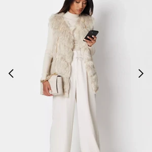 Missguided Väst - Säljer min fina pälsväst från missguided eftersom det va för stor. Pris kan diskuteras och skriv för fler bilder 💕💕