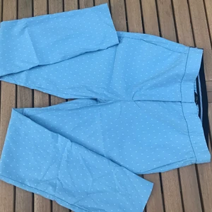 Blåa kostymbyxor - Säljer dessa blåa kostymbyxor ifrån zara basic i storlek S, var inte rädd för att skicka privat efter fler bilder eller frågor💕