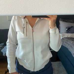 Vit Sail racing  - Säljer denna äkta sailracing zip hoodie. Jätteskön. Använder bara inte den. Dragkedjan har går av på fickan men den funkar ändå. Hör av dig om du undrar något eller vill ha fler bilder💞