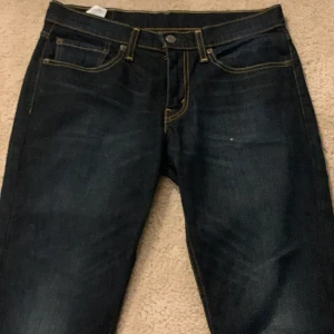 Levis Jeans  - Tjena, säljer mina Levis (straightlegged) Jeans som blivit för små. De är i väldigt gott skick och är riktigt snygga till hösten. 