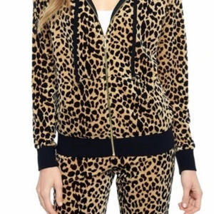 Juicy Couture Munkjacka Leopard - Juicy couture munkjacka i ett jättefint skick. Passar xs/s. Självklart fraktar jag hos behov men köparen står för frakten🥰🥰