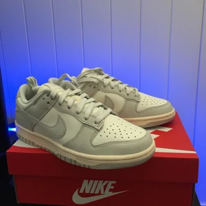 Dunk low ”light bone” - Ett par helt nya dunks i storlekarna 38 och 38.5 i färgen ”light bone”. Riktigt fina skor som passar till allt! skicka ett meddelande vid intresse! :)