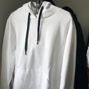 Sail Racing Hoodie Strl L - En oanvänd hoodie från Sail Racing. Gör mig av med den då den är liten i storleken, passar en person med medium bättre. 