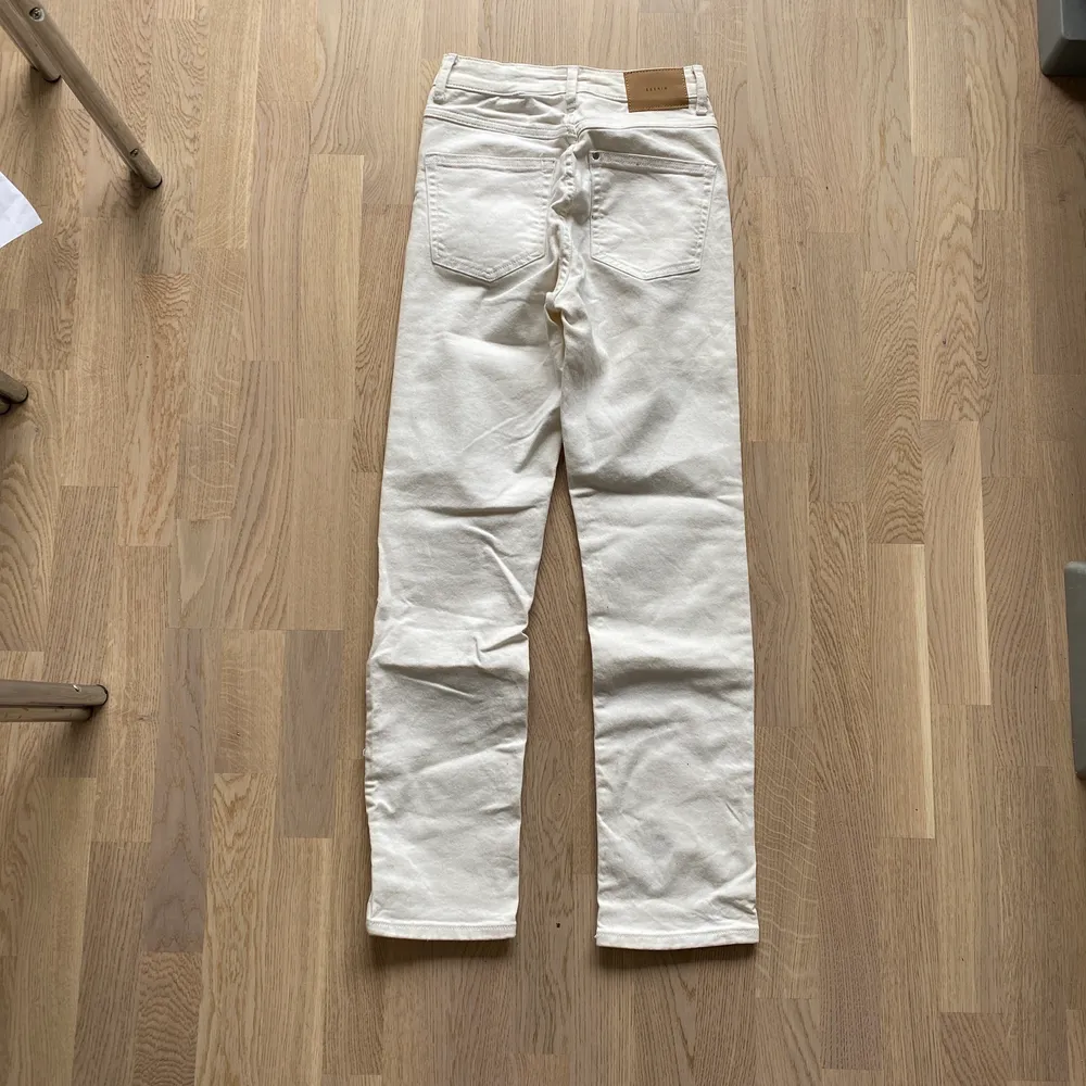 Nya off white jeans från H&M, storlek 25, vintage stuk. Aldrig använda så i perfekt skick!. Jeans & Byxor.