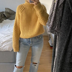 Oanvänd stickad tröja - Säljer denna mysiga varma tröja som jag själv har i två andra färger som jag älskar. Dessvärre tycker jag tyvärr ej att jag klär i gult och därav säljer jag denna. Den kommer från hm:s huvudkontor och därav finns det ingen lapp med storlek eller pris i den men det är ett klistermärke i nacken. Om jag själv uppskattar storleken så tror jag att det är en small! 🐻 köparen står för frakt! 💕💕💕