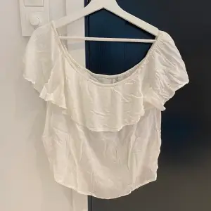 Off shoulder tröja från Nelly, man kan även ha den som tshirt. Bra skick, lite använd 