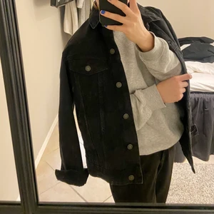 Jeansjacka - Jeansjacka från vero moda i storlek S, helt oanvänd, något oversized i modellen. 150kr + frakt