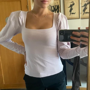 Ljuslila topp med puffärm - Säljer denna ljuslila puffärms topp som passar både till vardags och fest. Smickrande urringning och fint med puffade ärmar som sedan blir tighta nedtill. Storlek xs, men då jag vanligtvis är s/m sitter denna bra på mig då jag vill att den skall sitta lite tightare istället för lösare. Alltså kan man välja lite hur passformen skall vara. Köparen står för frakten utöver det utsatta priset💜