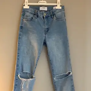 Ripped jeans från cotton on i nyskick:) stl 32