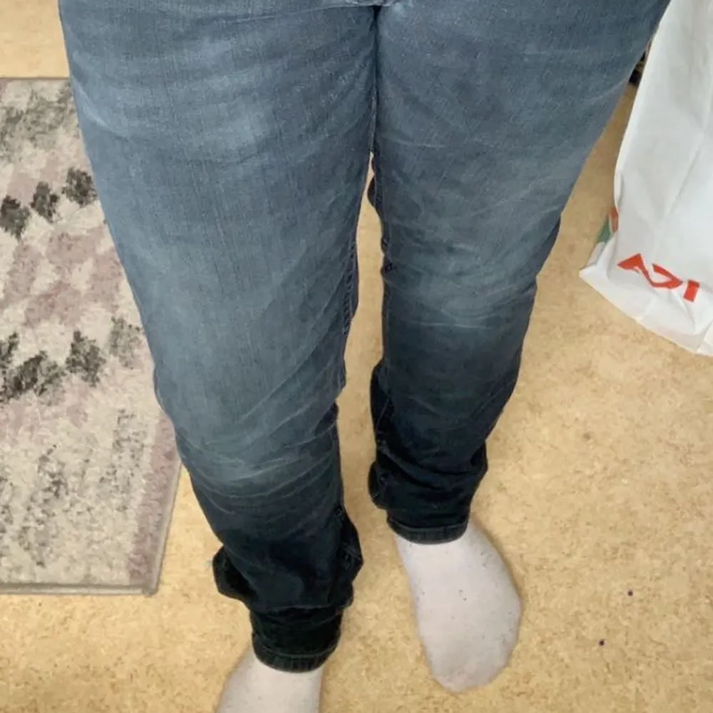 Lågmidjade, grå/mörkblå jeans, säljes eftersom de är alldeles för långa för mig som är 157 cm :). Jeans & Byxor.