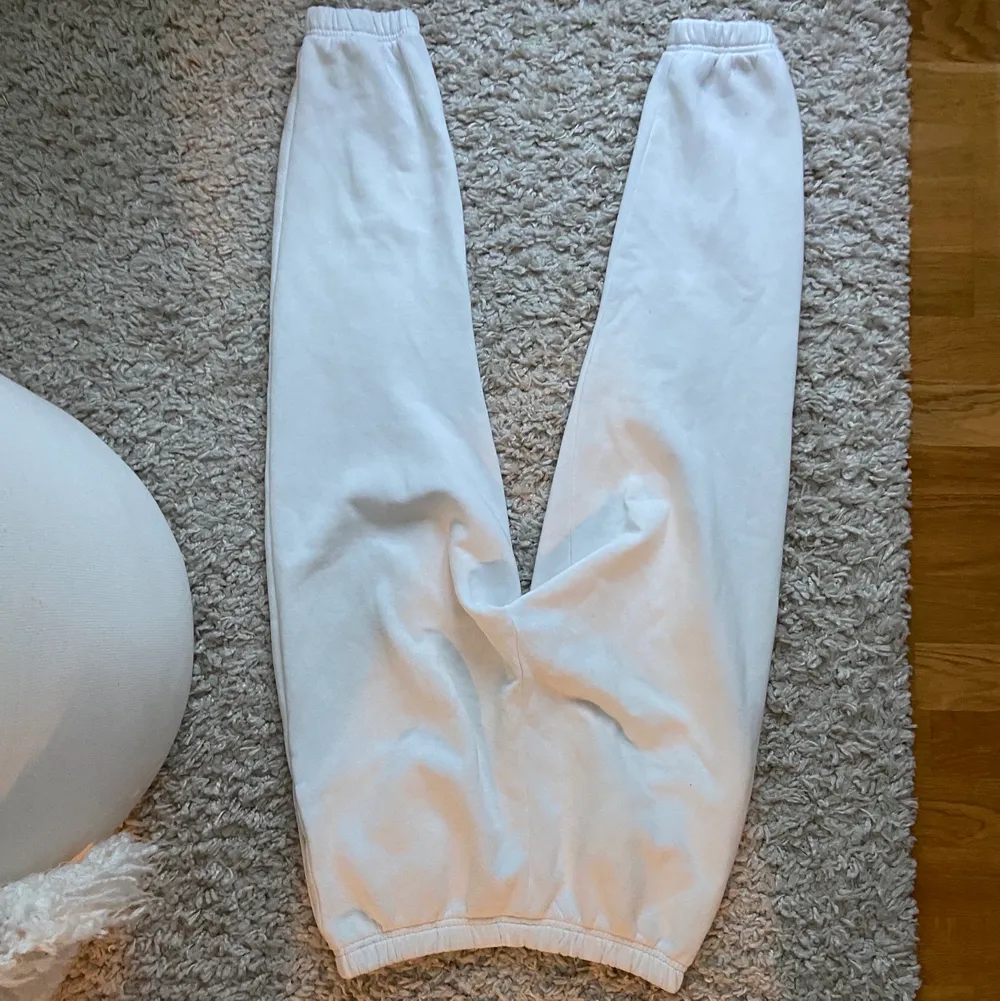 Vita mjukisbyxor från Gina tricot i stl S. Dem är i den korta modellen och jag skulle säga passar bäst på 164 cm och under⭐️ De har några fläckar som bara syns på nära håll. Frakt tillkommer⭐️. Jeans & Byxor.