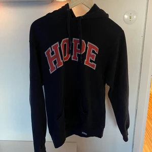 Vintage HOPE Hoodie - HOPE Vintage hoodie mörkblå. Storlek S. Vet inte något originalpris efter som jag köpt den begagnad. 400kr bud går bra tills 1a oktober annars får den som budat först den. Skicket är bra.