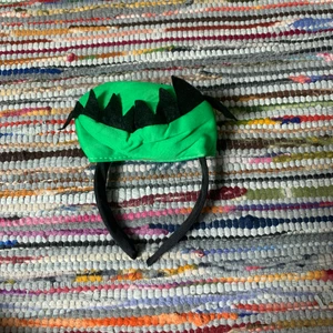 Diadem!  - Jätteoklart vad detta ska föreställa 🙈 tror aldrig jag har använder detta. Frakten ingår i priset 💜