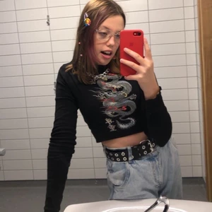 tröja med en orm i grön och röd! 🐍 - Jag säljer tröjan på jag inte tycker den passar in på min stil längre. Storleken är XS men jag skulle säga att den passar S också! frakten ingår i priset :)! 💜