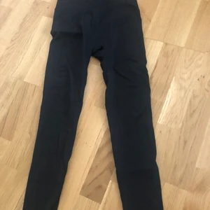 Stronger tights  - Stronger tights som endast är använda 1 gång, så dem är så nya. Dessa är ribbade och har loggan i sidan på midjan, högmidjade. Nya kostar 599. Mitt pris 350 men kan tänka mig att sänka vid snabb affär. 