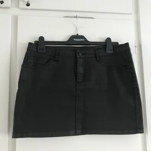 Biker kjol  - Coolaste minikjolen i biker-stil 🖤 Fake-skinn, lite stretch så den sitter snyggt och slimmat 💥😌 Storlek 40 o funkar på 42 också! Jättefint skick, knappt använd men för liten för mig numera 🌼 Ascool till höga stövlar och en snygg topp i höst o vinter!! 🏍💎