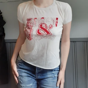 T-shirt med text - Snygg krämvit vintage T-shirt med text, pärlor och paljetter!❤ Står M i men tycker mer det är en S! Normalt begagnat skick! - O.B.S: Det SAKNAS ett fåtal pärlor på ett ställe i mitten av &-tecknet(se bild 2), och En Pytteliten FLÄCK finns(se bild 3). Plagget är i 100% bomull och från Zara för väldigt länge sedan(då jag ärvt den). Frakt: 45:- 