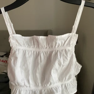Vit topp  - Gullig vit topp som inte kommer till användning och där av säljs. 65 kr ink frakt
