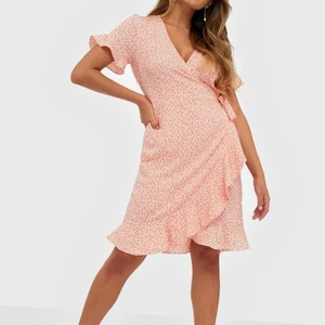 Vero Moda klänning i strl M/L/XL - Superfin omlottklänning från Vero Moda i färgen Chintz Rose Loula. Försluts med knytband i midjan vilket gör att man kan justera storlek utifrån hur man vill att den ska sitta. Använd 1 gång och är i nyskick. Nypris 349kr, jag säljer för 50kr! Köparen står för frakt🤎