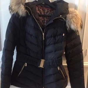 Hollister jacka - Säljer min Hollister jacka i storlek 36 (S). Det är en varm jacka som kan användas både på hösten och vintern. Har kommit i användning förra året på hösten och vintern har ej använt sen dess.