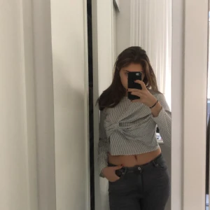 En jättefin blus ifrån Zara  - En skjort/blus från zara som inte säljs längre. Randigt tyg med en knut på magen. Använd fåtal gånger 