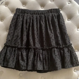 Svart kjol  - Svart gullig ”prickig” kjol. Väldigt tungt och tjockt fint material. Använt max 3 gånger. Frakten ingår inte i priset, 66kr! 