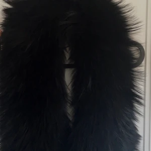 Äkta pälskrage svart  - Äkta pälskrage i svart, har behandlats väldigt fint och gör att pälsen är mjuk och inga synliga tecken på användning. Värd 1000kr om inte mer, pälskrage är i one size (: 