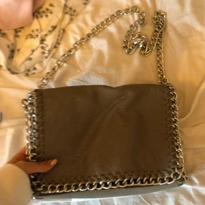 Grå väska - Stella mccartney liknande väska från tiamo!  Nyskick!💕