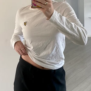 Tröja  - Säljer en vit tröja från Lyle & Scott i strl S. Perfekta basplagget! Köpare står för frakt🧚🏼‍♀️✨