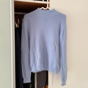 Stickad tröja - Säljer min fina stickade tröja köpt på Mango för ett år sedan. Den är nyskick och använd max 5 gånger. Passar perfekt nu till hösten/vintern 💕