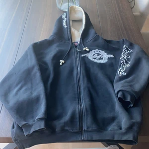 Karl Kani huvtröja  - Karl Kani huvtröja storlek L ( men ganska overdize) …..perfekt för vinter……passar också tjejer 🖤🖤🖤🖤🖤🖤🖤🖤 pris kan diskuteras 