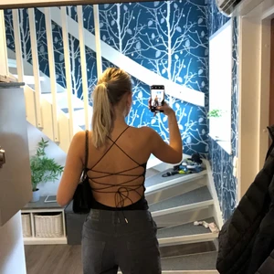 Svart body  - Svart body med cool knytning bak! Bud på 100kr!