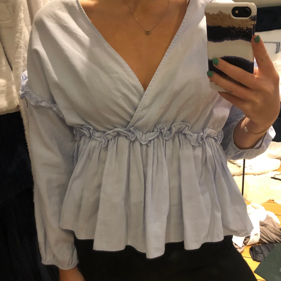 V ringad volang blus