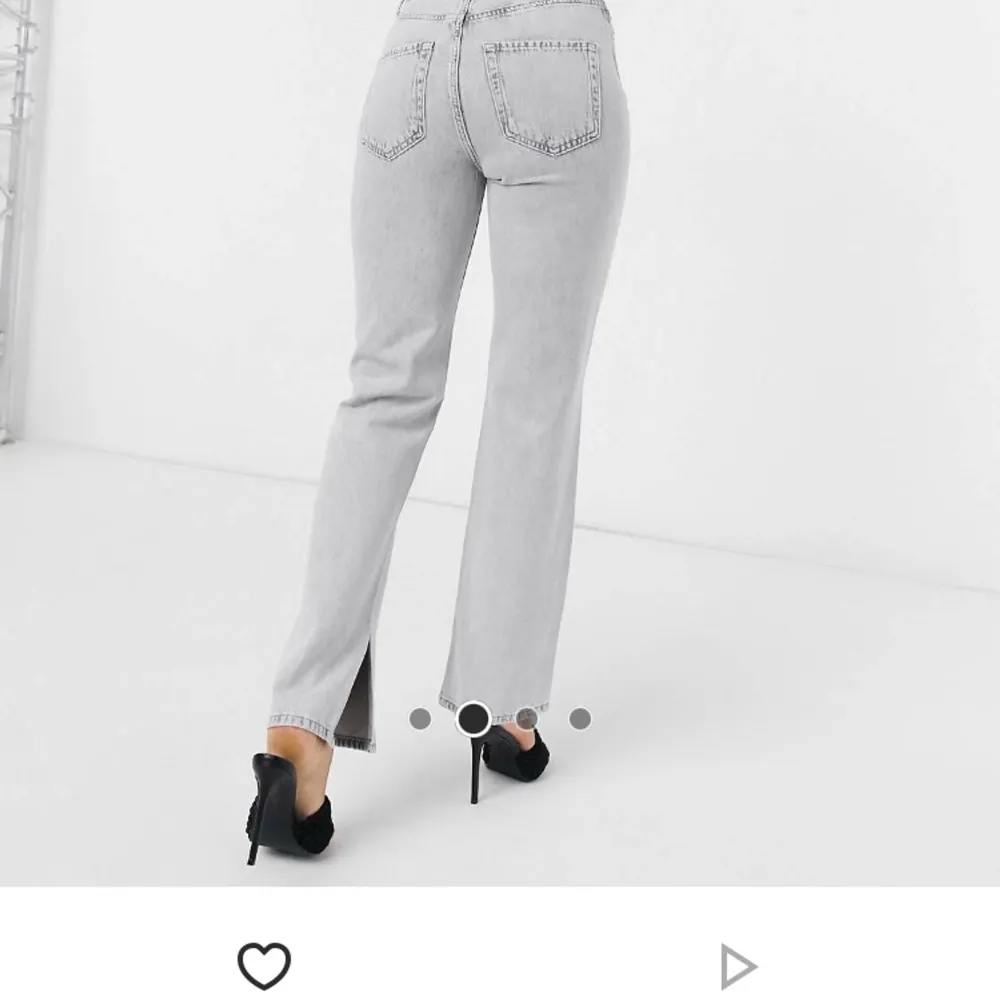 Superfina ljusgråa jeans med slits från stradivarius! Bra skick men har lite slitningar vid slitsen som knappt syns. Jeans & Byxor.