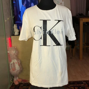 Calvin Klein tshirt.  - I nyskick. Herrstorlek s, så den passar m, lite oversize, men snyggt. ☀️